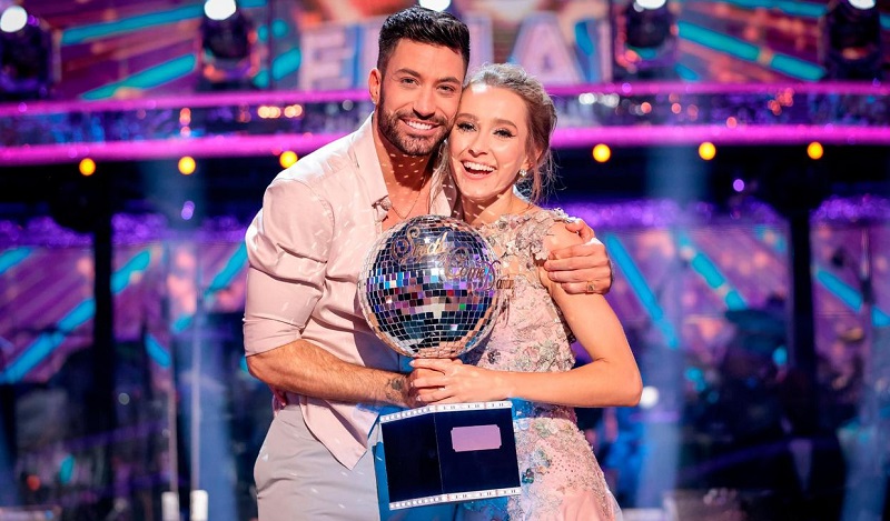 Rose Ayling Ellis and Giovanni Pernice holding the strictly come dancing trophy together