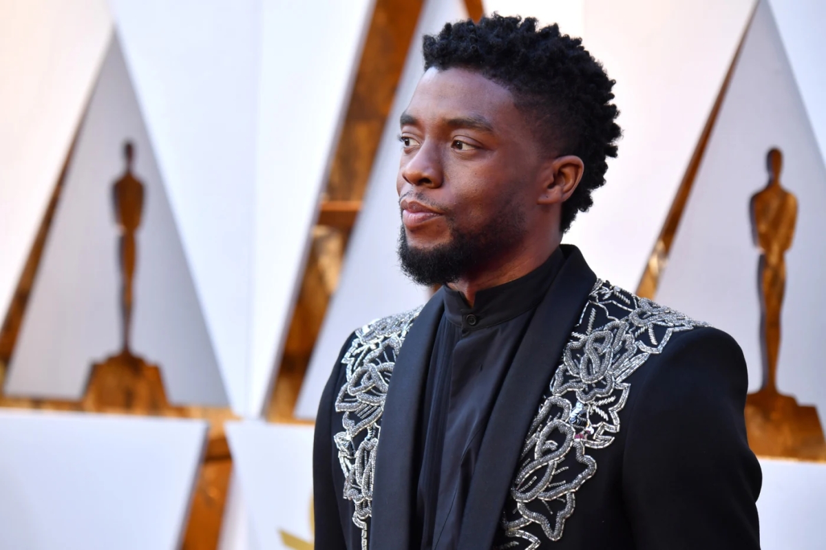 Chadwick is wearing a black suit with silver embroidery at the Oscars